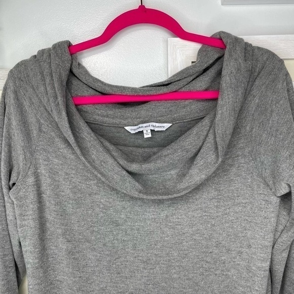 Cupcakes and Cashmere Heather Gray Off Shoulder Top Size Small - Picture 3 of 11